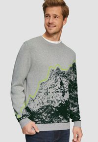 Pull en tricot gris avec un motif montagneux en noir et vert, col rond et bords côtes aux poignets et à l'ourlet.