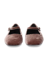 Zapatos Mary Jane de terciopelo marrón con suela plana, puntera redonda y una correa con una hebilla decorativa. Textura suave con diseño minimalista.