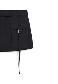 Gonna nera con vita aderente, tasca laterale e un accento circolare in metallo. Realizzata in tessuto liscio con una forma strutturata e dettaglio della cintura.