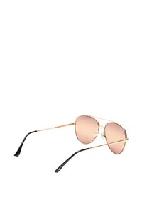 Złote metalowe okulary aviator z gradientowymi różowymi soczewkami, czarnymi plastikowymi końcówkami na zausznikach i poduszkami nosowymi. Posiadają podwójny mostek.
