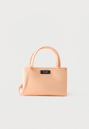 Lille rektangulær ferskenhåndtaske med dobbelthåndtag, aftagelig skulderrem og sort "kate spade new york" mærke foran.