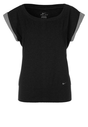 Sort Nike Dri-FIT t-shirt med korte ærmer, bred halsudskæring og grå opsmøg på ærmerne.