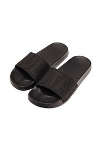 Czarne klapki wykonane z gumy z teksturowaną wkładką. Posiadają szeroki pasek z wytłoczonym napisem. Płaska konstrukcja i otwarty czubek.