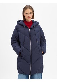 Manteau rembourré bleu marine avec une fermeture éclair à l'avant, une capuche et un motif quilté diagonal. Il dispose de cordons de serrage et de poches latérales sécurisées.