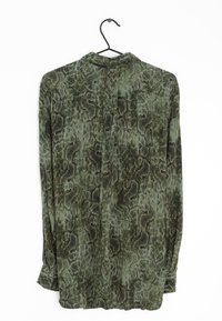Camisa de manga larga con un estampado de serpiente en verde y negro, confeccionada en tejido ligero, con cierre de botón y cuello.
