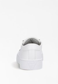 Sneaker bianca con tomaia in morbida pelle sintetica, colletto imbottito e accenti neri a contrasto sul logo. Suola spessa bianca con presa testurizzata.