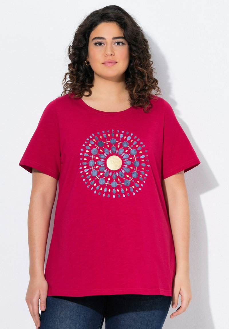 Ulla Popken EN A À COL ROND ET MANCHES COURTES MANDALA - Triko s potiskem - dark raspberry