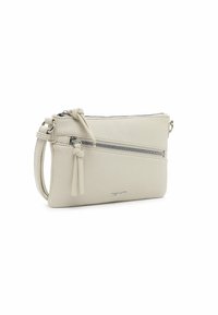 Svetle béžová kožená crossbody taška s texturovaným povrchem, která má horní zip, přední kapsu a odnímatelný popruh.