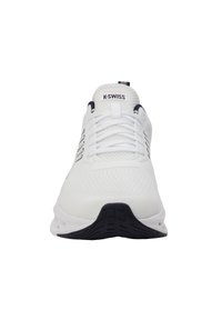 Valkoinen urheilukengä, jossa on teksturoitu päällinen ja nauhat, tummalla pohjalla ja pienellä K-Swiss-logolla kielen kohdalla. Minimalistinen muotoilu.