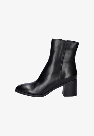Zwarte leren enkellaars met een puntige neus en een blokhak. Glad oppervlak met een zijrits voor sluiting. Minimalistisch ontwerp.
