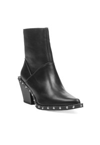 Bota de cuero negro para tobillo con punta afilada, tacón alto y detalles con tachuelas a lo largo de la suela. Textura lisa con diseño minimalista.