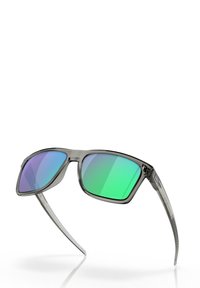 Occhiali da sole con montatura in plastica grigia, grandi lenti quadrate dotate di specchi sfumati verdi e viola, e aste grigie con texture.