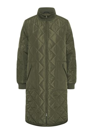 Abrigo largo acolchado verde oliva con cuello alto, dos grandes bolsillos delanteros y puños acanalados, con una textura suave y brillante.