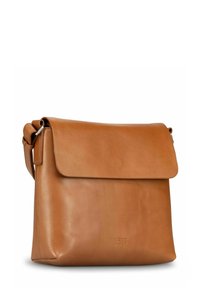 Sac à bandoulière en cuir marron avec une texture lisse, rabat pliant et ferrures métalliques. Présente un logo discret à l'avant.