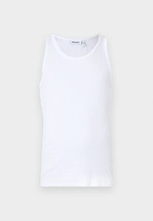 Bela bombažna majica brez rokavov s krožnim izrezom in širokimi naramnicami. Gladka tekstura, brez vzorcev, čista zasnova in blagovna znamka na izrezu.