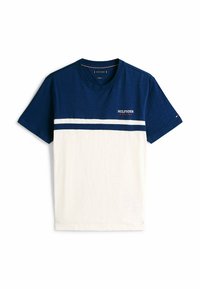Camisa de color azul marino y blanca con manga corta, que presenta un diseño de rayas horizontales y el logo "HILFIGER" en rojo en el pecho.