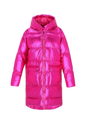 Langer, glänzender metallischer rosa Daunenmantel mit Kapuze, Frontreißverschluss und zwei Vordertaschen mit Druckknöpfen, auf weißem Hintergrund präsentiert.