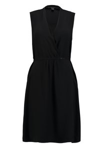 Schwarzes ärmelloses Kleid mit V-Ausschnitt, Wickeldesign, tailliertem Schnitt und fließendem Rock. Hergestellt aus leichtem Stoff mit glatter Textur.