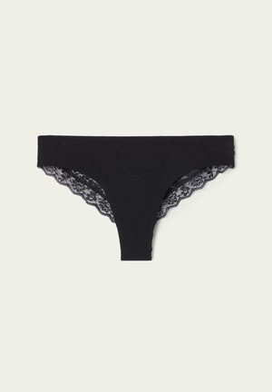 String noir en coton avec une finition en dentelle scallopée. Le corps est lisse, tandis que les bords présentent des détails en dentelle délicate.