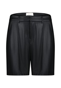 Zwarte nep leren shorts met een gladde textuur, voorzien van een rits, riemlussen en zijzakken. Klassiek tailleur ontwerp en knielange snit.