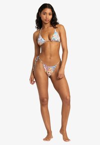 Conjunto de bikini triangular floral en azul claro, con lazos ajustables, una tela suave y patrones de flores vibrantes en todo el material.