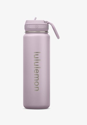 Grande bouteille d'eau mate lavande avec un bouchon à paille rabattable et le logo vertical « lululemon » sur le corps.