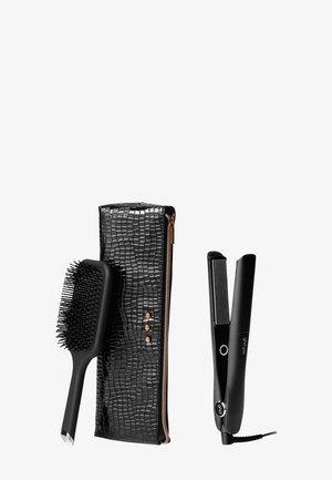 Lisseur pour cheveux noirs, brosse et pochette zippée texturée. La pochette a un motif crocodile avec des accents en or rose. La brosse possède des poils flexibles.