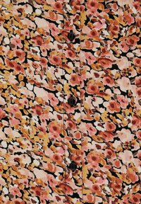 Un tessuto a fantasia floreale con tonalità di rosa, arancione e nero presenta bottoni neri. Il design è texturizzato e densamente disposto.