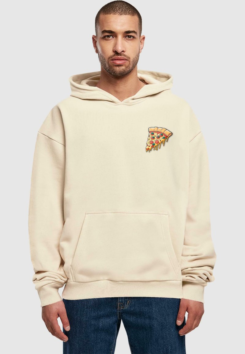 Hoodie boje kreme s prednjim džepom, s grafikom kriške pizze na lijevoj strani prsnog koša. Izrađen od mekanog materijala. Opušteni kroj.
