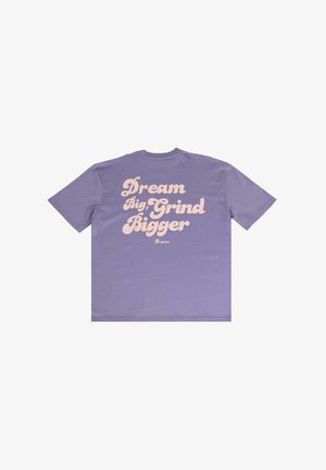 Paarse katoenen T-shirt met korte mouwen. Heeft grote roze tekst op de achterkant: "Droom Groot, Werk Groter." Eenvoudig, ontspannen pasvorm ontwerp.