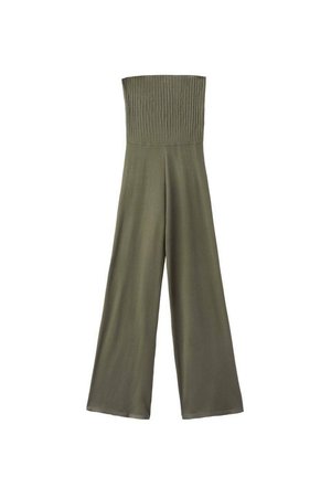 Combinaison vert olive avec un haut bandeau smocké et une silhouette à jambes larges, réalisée dans un matériau doux et fluide, présentant une texture lisse.