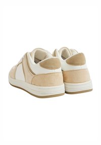 Sneaker beige e bianche con dettagli in suede e pannelli texturizzati. Suola in gomma spessa, design con lacci e collo imbottito per il massimo comfort.