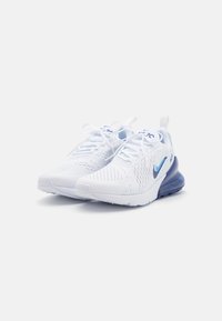 Vita sportskor i vitt med en strukturerad mesh-överdel, blå detaljer på logotypen och hälen, samt en synlig luftkuddenhet i sulan.