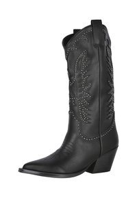 Bota de cowboy de cuero negro con punta afilada, costuras decorativas y acentos de tachuelas plateadas; cuenta con un tacón bajo apilado y lengüetas para tirar.
