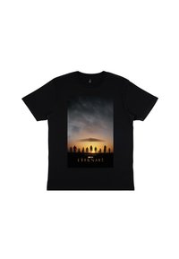 Černé bavlněné tričko s grafickým potiskem siluet na pozadí západu slunce, s názvem "ETERNALS" zobrazeným na spodní části.