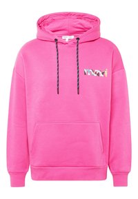Sweat à capuche rose vif avec cordons noirs et bleus, poche kangourou à l'avant et logo brillant "mavi" sur la poitrine gauche.