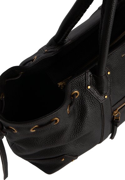 Zwarte leren handtas met een gestructureerd oppervlak, goudkleurige accenten, trekkoordsluiting en een zijvak met rits.