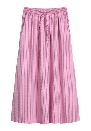 Rosa Midirock mit dünnen schwarzen vertikalen Streifen, elastischem Bund und vorne mit Kordelzug zum Binden.