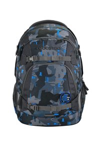 Rucksack mit abstraktem blauen, schwarzen und grauen Camouflage-Muster, zwei verstellbaren Frontriemen mit Schnallen und einem runden blauen Logopatch.