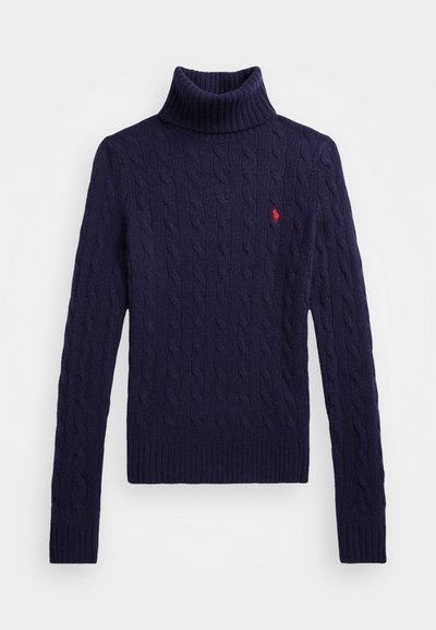 Ναυτικό πουλόβερ με ζακάρ πλεκτό λαιμό, ριμπ μανσέτες και στρίφωμα. Διαθέτει μια μικρή κόκκινη λεπτομέρεια λογότυπου στο στήθος. Υφή, μαλακή κλωστή από μίγμα μαλλιού.