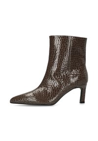 Glänzender brauner Knöchelstiefel mit Krokodilstruktur, spitzer Spitze und schlankem mittelhohem Absatz, seitlich auf weißem Hintergrund gezeigt.