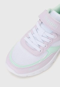 Kappa sneakers i hvit, lavendel og mintgrønn. Har mesh-overdel, snøring, polstret krage og merkevarelogo på siden.