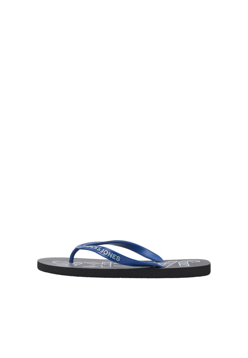 Blauwe flip-flops met een textuur van een zwarte zool. Slanke rubberen banden met een logo en een gladde afwerking. Casual ontwerp voor warm weer.