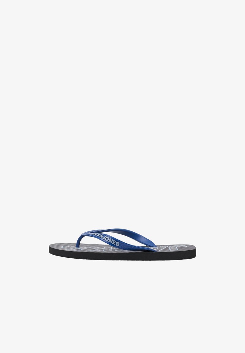 Blauwe flip-flops met een textuur van een zwarte zool. Slanke rubberen banden met een logo en een gladde afwerking. Casual ontwerp voor warm weer.