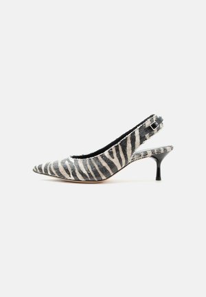 Hegyesorrú slingback cipő fekete-fehér zebra csíkokkal és vékony fekete alacsony sarokkal.