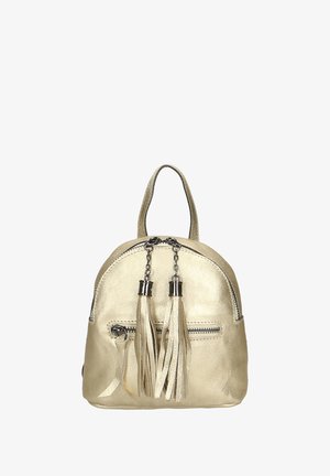Mini zaino metallico dorato con parte superiore curva, chiusura con zip e due nappine. Presenta una tasca frontale con zip e un manico corto per il trasporto.