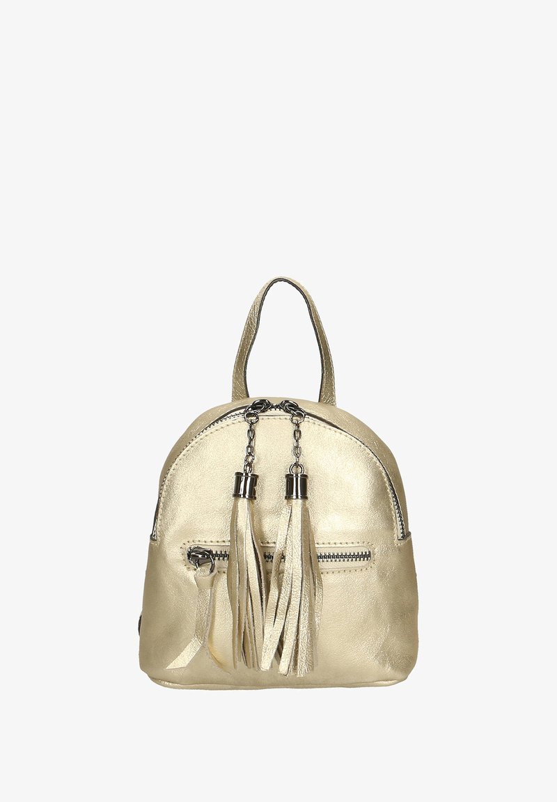 Mini zaino metallico dorato con parte superiore curva, chiusura con zip e due nappine. Presenta una tasca frontale con zip e un manico corto per il trasporto.