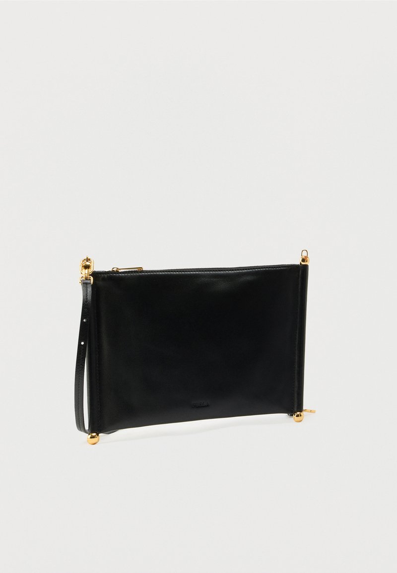 Bolso clutch de cuero negro con textura suave, con detalles de metal dorado, cierre de cremallera y correa de muñeca desmontable.
