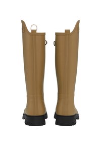 Wysokie, brązowe gumowe botki o teksturowanym wykończeniu i czarnych podeszwach; wyposażone w pętlę na górze i paski po bokach dla regulacji.