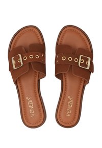 Brune ruskinds slip-on sandaler med en bred rem, guldbeslag, og runde udskæringer, med en glat læder indersål og tekstureret sål.